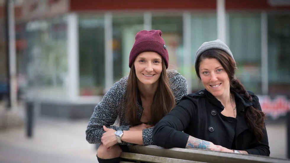 SUCCÉ DIREKT. Assi leder serien och mittbacken Indira Ilic (till vänster) hyllar nya målvakten Christina Dineson som nu har hållit nollan i fyra matcher i rad.