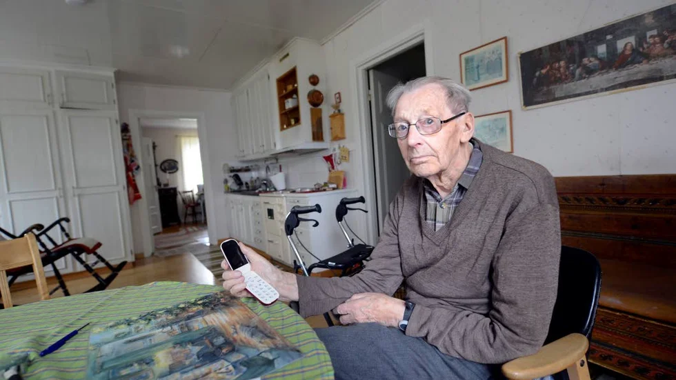 NÖJD. Vanlig mobiltelefon funkar bra hos 90-åriga Östen Nilsson i byn Röduppsholmen utanför Överkalix.  Det värsta sedan isen drog med sig en telekabel i älven och det fasta telenätet försvann i våras tycker han är att många av byborna har fått nya, långa mobilnummer som inte står i telefonkatalogen.