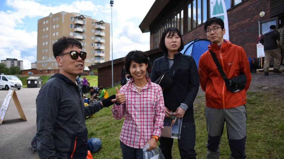 Redo. Lee Zunhye, Lee Moon Hee, Chun Jae Geum och Lee Jae Woon, alla från Sydkorea, provsmakar maten de ska ha med sig på vandringen. "Fantastiskt gott", tycker Chun Jae Geum. I år är var tionde deltagare i Fjällräven Classic sydkorean. De flesta anlände till Kiruna under torsdagen.
