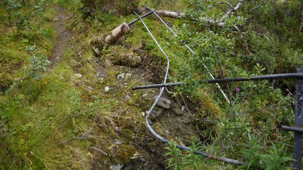Trasigt räcke. Längs flera meter är räcket helt obrukbart.