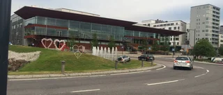 Uppdaterad: Bil har kört in i rondellen vid Kulturens hus