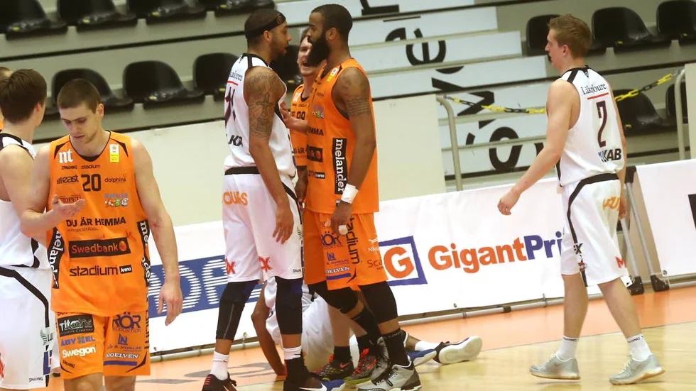 Heta känslor. Jaraun Burrows och Joshua Hairston bröstar upp sig.