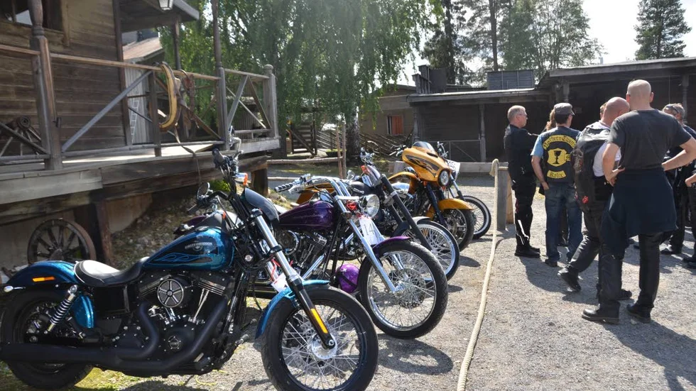 fartfylld UTSTÄLLNING. Det förekom fönstershopping och gott snack vid de utställda motorcyklarna.
