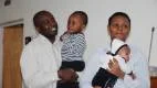 David Birindwa, hustrun Rebecca Zawadi Bagula och sonen Jonathan Bachokeb  kom till Sverige för drygt ett år sedan. För tre månader sedan föddes parets dotter Elliana Bayoya Birinidwa.Ännu vet de inte om de får stannna i Sverige.FOTO: Susanne Jansson