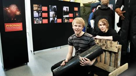 Jonas Havela och Pär Almqvist går på naturvetenskapliga programmet i Luleå. De har gjort en utställning om fyrverkerier på Teknikens hus. FOTO: Bengt-Åke Persson