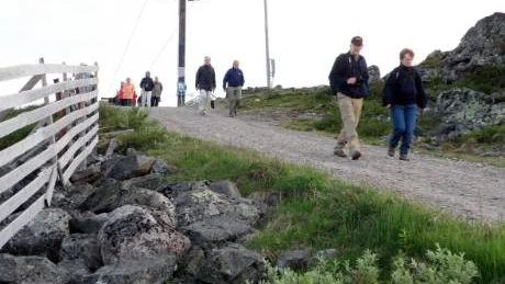 Många föredrar att ta bussen upp till toppen och gå till fjällstugan.