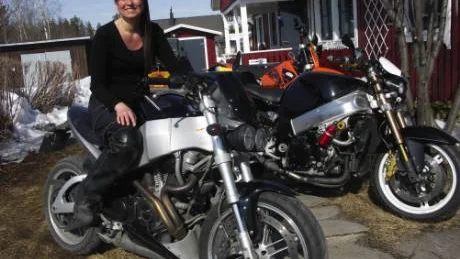 31-åriga Maria Larsson på sin och sambons Buell XB9S Lightning. Och hittar man henne inte på någon av motorcyklarna, är chansen stor att hon återfinns i garaget skruvandes i något fordon. FOTO: Maria ödalen