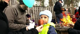 En dag i naturen med korv och spikmatta