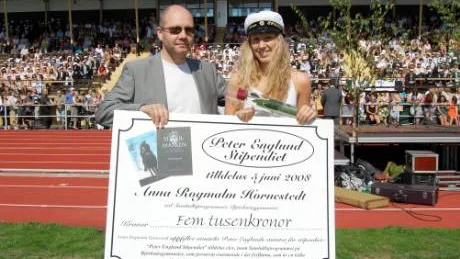 Författaren Peter Englund delade ut det stipendium han själv instiftat. Det gick till Ann Rogmalm-Hornestedt.FOTO: leif hammarström