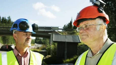 Herman Ragnarsson, HÖ Allbygg, och Curt Hägglund från tekniska kontoret, vid platsen där den nya bron för cyklister, fotgängare och skoterförarer ska byggas över Storhedsvägen. Foto: PIA HANZI