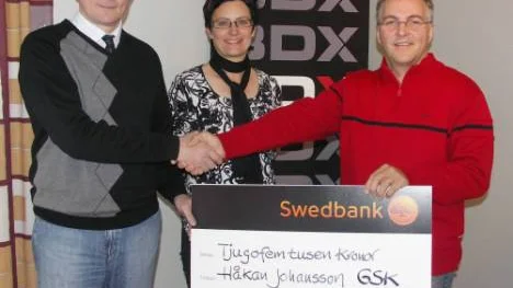 Håkan Johansson, till höger, får stipendium för sitt stora engagemang för brottartjejerna i Gällivare. Jonny Svennemyr och Gunilla Petterson från BDX, delade ut stipendiet.
