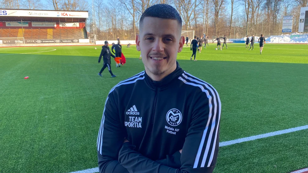 Alexandar Mutics familj har åkt utomlands i påskhelgen och han tänker själv bara fotboll. På söndag väntar Sylvia borta i norrettan för Maifs anfallare.