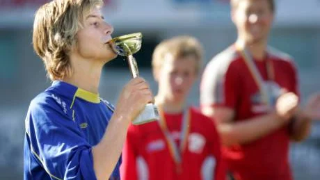 Puss på pokalen! Lirakaptenen Filip Westman vid prisutdelningen i P 14.