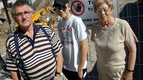 "Vi störs inte av galleriabygget. Det visar att det är puls i stan", säger Hjalmar Skaugvoll från Norge. Barnbarnet Preben och hustrun Björg håller med.