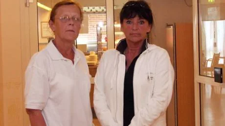 Än så länge är dörren till Mat- och kaffeknuten öppen. Men Annette Teilmänn och Lisbeth Rosenquist fick förra veckan beskedet att de ska stänga igen 15 september.  Alla personal, utom Annette är Teilmänn på semester. FOTO: Lena Tegström