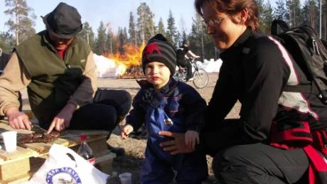 För lilla Arve fanns det mycket spännande att ta in där vid Malmstabrasan. Farfar Anders Nilsson fixar ätbart, medan mamma Marie Bergman ger sonen full uppmärksamhet.FOTO: Maria ödalen
