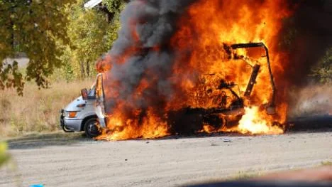 Husbilen som haparandaborna Jani Kemilä, Kalle Saari och hunden Nemo färdades i exploderade i Ammarnäs, bilen blev ett enda eldinferno. Foto: ingrid pilto