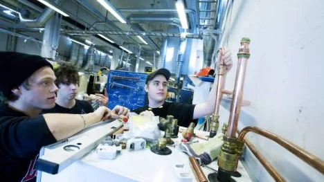 Eleverna på energiprogrammet, Daniel Modig, 16, Fredrik Öberg, 17, och Henrik Olsson, 17, får lära sig tekniken kring bergvärme och solfångare.