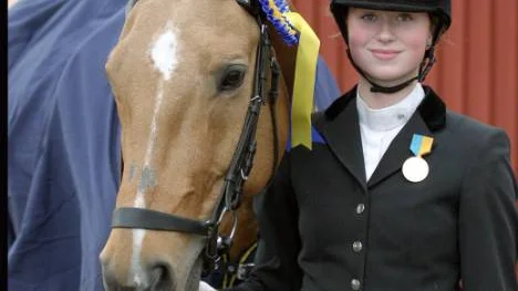 Piteå RKs Astrid Hedman och 13-årige Benzon vann DM-guldet för Young Riders. Dessutom tog Astrid sex klassegrar och en tredjeplats.