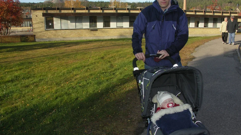 "Gunillaskolan är bra och måste få finnas kvar. Om skolan stängs blir ett jätteområde utan skola", säger Mikael Engelmark med dotter Matilda.  FOTO: Marie Ridderström