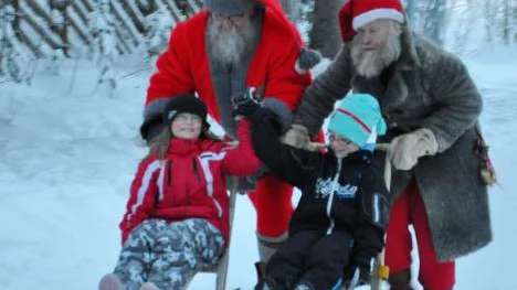 Även barnen fick sig en åktur på spark. Här är det Hanna Barrhäll och Tim Nilsson som skjutsas av Bergsjötomten Sven-Erik Svenssson och Arostomten Lars-Erik Lundin.