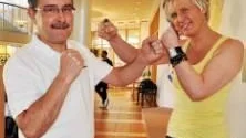 Tina Persson lär Håkan Nyman träningsformen skarumpa.

"Jag är inte alls dansant" säger Håkan Nyman som dock kämpar på.