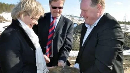 Det har varit en hel de besök i Kaunisvaara de senaste åren. Inte minst från olika ministrar. I början av maj var infrastrukturminiser Åsa Torstensson och såg på provbrytningen i Sahavaara. Här tillsammans med Karl-Axel Waplan och kommunalrådet Bengt Niska.FOTO: K-L Sundqvist