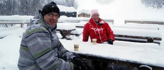 Full fart i backen trots snöfallet