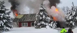 Hus totaltförstört i brand