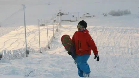 Nu ska liftarna börja gå på Luossavaara igen och skid- och brädåkare ska inte behöva gå uppför backen. FOTO: Hans Sternlund