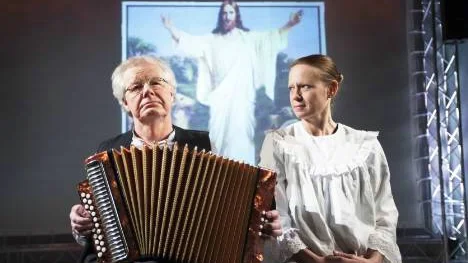 Med bister humor - Stig Östman och Bodil Granlid i Västerbottensteaterns dramatisering av Torgny Lindgrens "Norrlands Akvavit" som hade Norrbottenspremiär i Boden på tisdagskvällen.