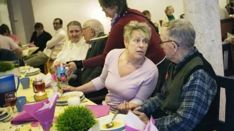 Barbro Englund samtalar med Paavo Kiviniemi. I bakgrunden syns också Mary Nyberg och Rune Björkman.