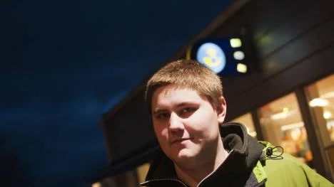 "Man tror inte att det är sant. Kunderna är väldigt nyfikna på vem som ligger bakom alltihopa," säger Margaretha Guldhag, 59 år, som jobbar kassan på bensinstationen.