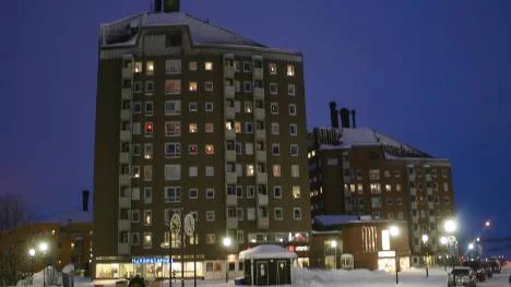Det var i huset Snusdosan i centrala Kiruna som hissdörren gick att öppna trots att inte hissen var på rätt våning.