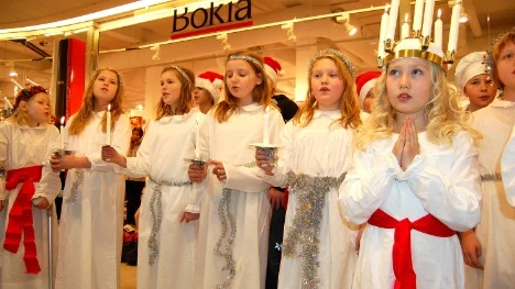 Lina Andersson och hennes skolkamrater från Norrskenets friskola lussade på Enter Galleria.