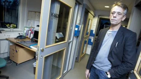 Lärarnas arbetsrum i Kungsfågeln har brutits upp och tio bärbara datorer stulits vid onsdagens inbrott. Totalt har ett 30-tal datorer stulits på skolan inom tio dagar. "Nu måste vi prata om hur vi ska förbättra säkerheten. Det kan bli frågan om kameraövervakning, men även inhyrda vakter", säger Stefan Wikén, rektor.FOTO: Pär BäckströM