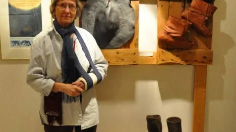 Barbro Törngren med verket "Freja - en svunnen epok" vid sin sida.<_Bildtext Fotobyline>FOTO: Maria Ödalen</_Bildtext Fotobyline>