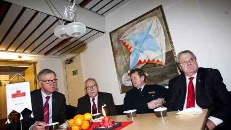Lite vemodiga blickar över att åtta års styre av kommunalrådet Olle Lindström är över i stadshuset. På bilden syns Olle med Luleås kommunalråd Karl Petersen, räddningschefen Bengt Nilsson och landshövdingen Per-Ola Eriksson.FOTO: Simon Eliasson