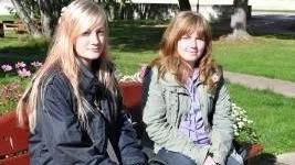 "Bygg det nya gymnasiet, nära grönområden," säger Johanna Widgren och Ida Lundin som njuter av höstsolen i Svanparken. FOTO: Marie Ridderström