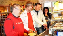 Åsa Morin, Pontus Perstrand, Stephan Ärlebrandt och Daniel Fahlstedt (närmast i bild) säger att ungdomar vill vistas i riktiga miljöer, exempelvis inte i specifika ungdomsfik.

I kväll är det premiär för ungdomssatsningen på café Lyktan.