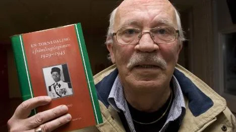 "Assar Tano var en vandrande legend i Övertorneå där han var hemvärnschef och jag var plutonchef. Vi skulle se till att spränga bron till Finland om ryssen kom, säger Ove Rönnbäck, som redigerat bokens texter.FOTO: Jan Bergsten