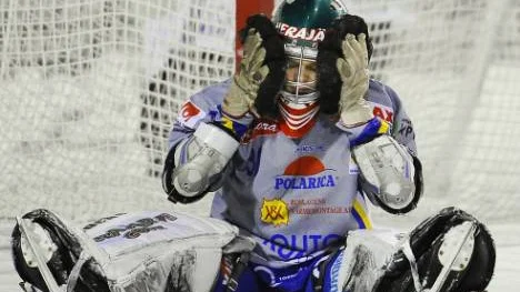 HT Bandys målvakt Marko Herajärvi kan konstatera att laget förlorat ännu en                                  match. I går blev det 2-10 mot Sandviken och HT har ännu inte vunnit på hemmaplan.Foto:Göran Ström