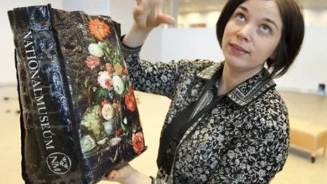 "Förut tänkte jag att blomsterstilleben var bland det tråkigaste som fanns. Men då såg jag den här", säger Anna-Karin Brus             och visar upp en påse med Jan Davidszoon de Heems stilleben på. Nu har hon gjort ett lappkast och fyller en hel utställning med mustiga blomvaser.Foto: Göran Ström