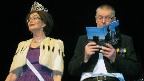 Kungahuset har bekymmer inför det stundande giftemålet, drottningen spelas av Karin Niva och kungen av Heikki Rusanen.
