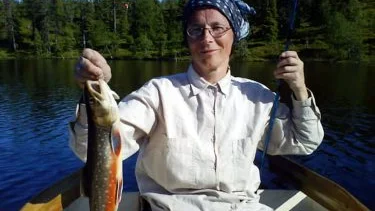 Marianne Långström med en fin röding på 1,21 kilo. Fotograf:
