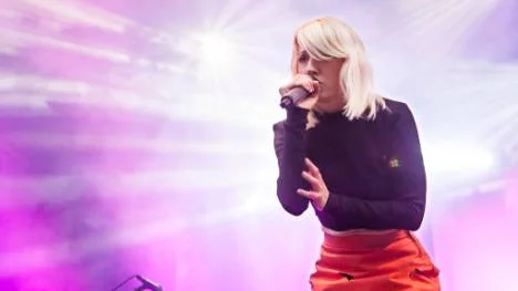 Veronica Maggio gör en oförskämt läcker spelning.FOTO: ERIK STUBBFÄLT