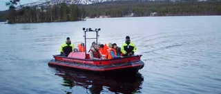Ungdomar strandsatta på ö