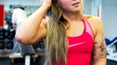Aminosyrorna som hon dricker går direkt till musklerna. "Jag är på jakt efter det optimala", säger Agnetha Thelin, 22.