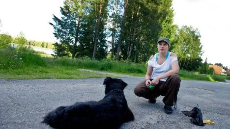 Erica Henesand med sin Tindra. " Hundpromenaderna började av en slump. Nu har Facebook-gruppen 164 medlemmar", säger hon.