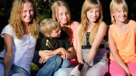 ”Det är trevligt med musik och bara sitta och njuta i det fina vädret”, säger Ulrika Söderlund. Liam Söderlund, Hanna Andersson, Emmy Andersson och Elin Söderlund håller med.FOTO: Sabina Nilsson